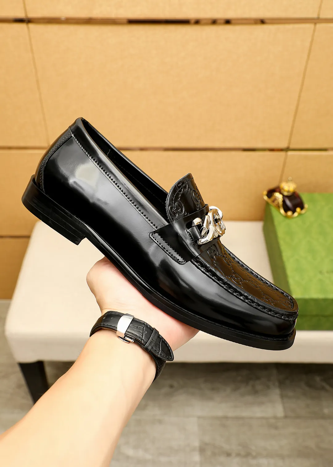 Men's shoes 💰480 💐 Product trademark: GUCCI "Gucci" casual leather shoes Regular size: 38-44 (45.46🉑️customized) Product materials: Selected imported first-layer open-edge beaded cowhide embossed upper + luxury hardware buckle, imported water-dyed cowhide leather lining. Strong three-dimensional visual effect, original outsole color: 2 colors available